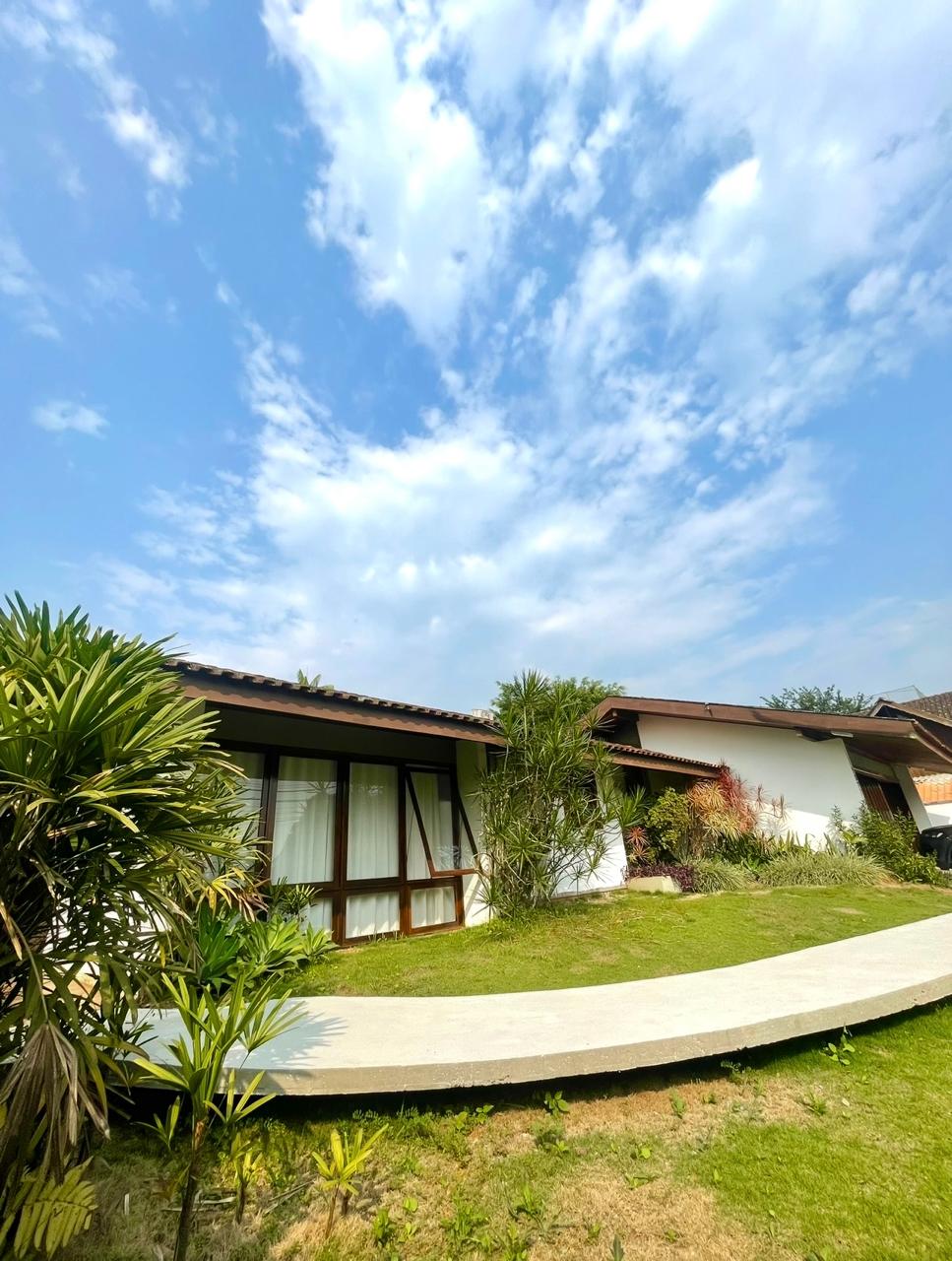 Fachada e jardim da Casa de Repouso Anos Dourados
