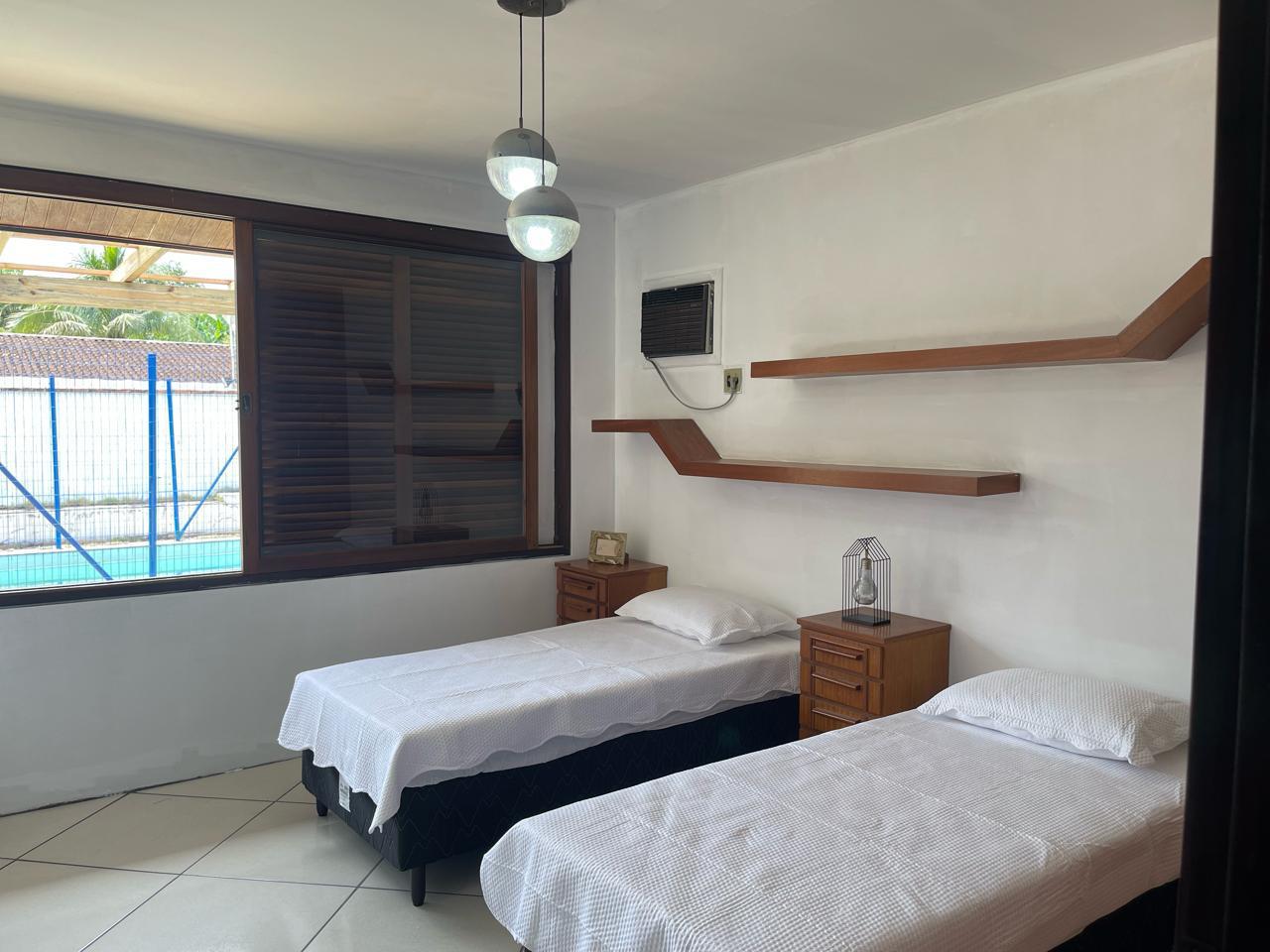 Quarto amplo e iluminado com vista para a área externa